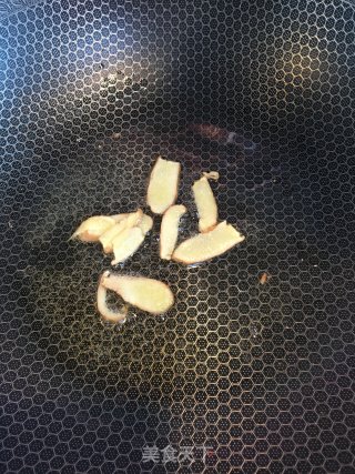 土豆红烧牛腩的做法步骤：2