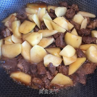 土豆红烧牛腩的做法步骤：5