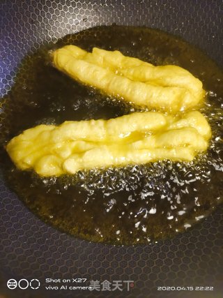 大众喜欢的油条的做法步骤：9