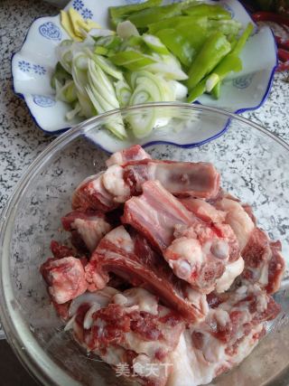 红烧羊排的做法步骤：1