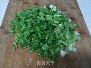 凉拌芹菜的做法步骤：1