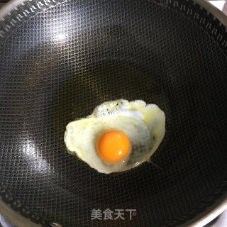 火腿鸡蛋泡面的做法步骤：2