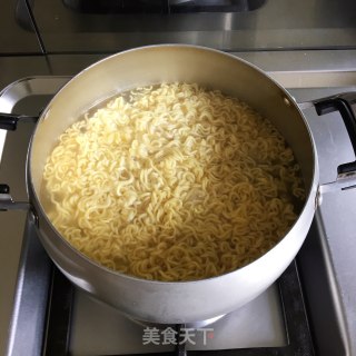 火腿鸡蛋泡面的做法步骤：5