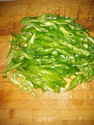 青椒炒肉丝的做法步骤：2