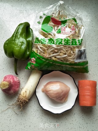 鸡肉炒豆芽的做法步骤：1