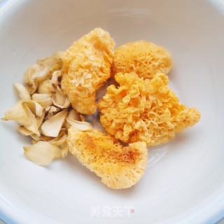 百合银耳肉片汤的做法步骤：1