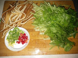 香干炒芹菜的做法步骤：1