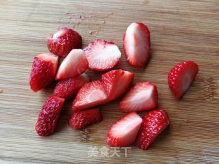 草莓酸奶冻的做法步骤：4