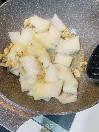 蛤蜊肉炒冬瓜的做法步骤：2
