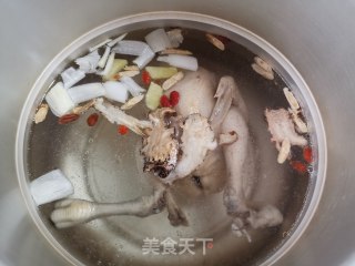 一鸡两吃，喝汤吃肉，气血双补~~烀整鸡的做法步骤：2