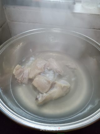 玛卡虫草花鸡汤的做法步骤：2