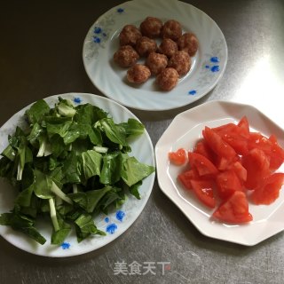 番茄丸子青菜汤的做法步骤：1