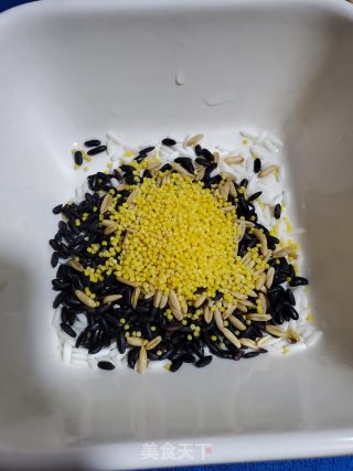 炖黑米粥的做法步骤：1
