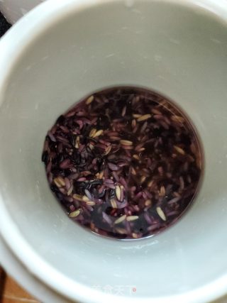 炖黑米粥的做法步骤：3