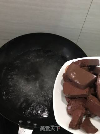辣炒猪血的做法步骤：2