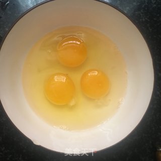 火腿肠煎蛋的做法步骤：1