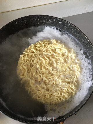老坛酸菜快餐面煮年糕的做法步骤：2