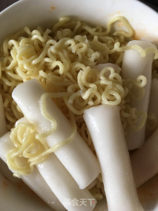 老坛酸菜快餐面煮年糕的做法步骤：3