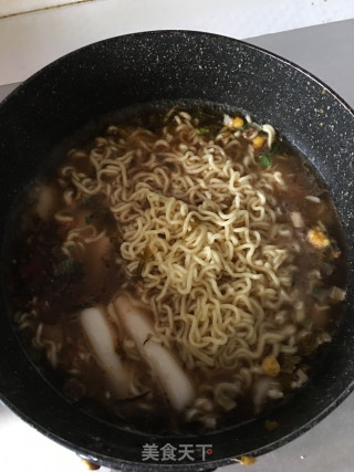 老坛酸菜快餐面煮年糕的做法步骤：5