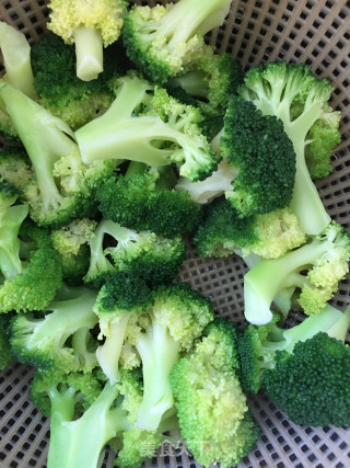 西兰花炒腐竹的做法步骤：1
