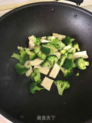 西兰花炒腐竹的做法步骤：4