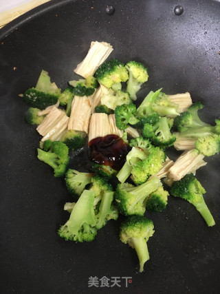 西兰花炒腐竹的做法步骤：5