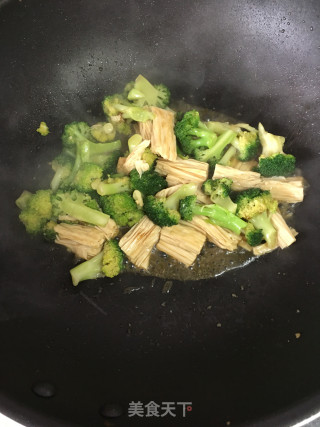 西兰花炒腐竹的做法步骤：6