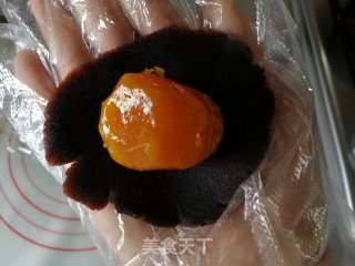 蛋黄酥的做法步骤：6