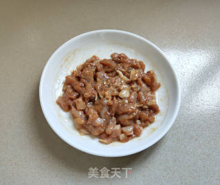 玉米粒炒鸡丁的做法步骤：2