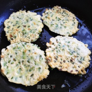 蛋香槐花饼的做法步骤：8