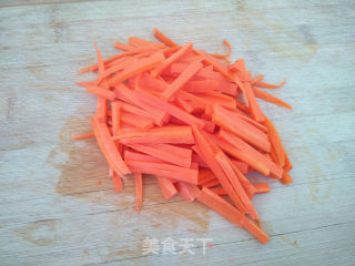 鱿鱼炒胡萝卜的做法步骤：2