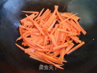 鱿鱼炒胡萝卜的做法步骤：4