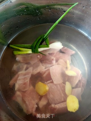自制猪肉松的做法步骤：1