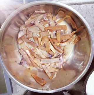 青椒鱿鱼干的做法步骤：1