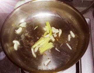青椒鱿鱼干的做法步骤：2