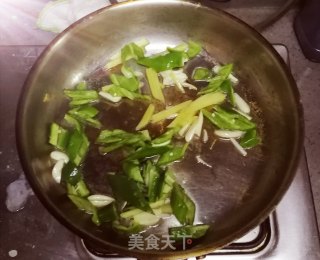 青椒鱿鱼干的做法步骤：3