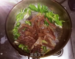 青椒鱿鱼干的做法步骤：4