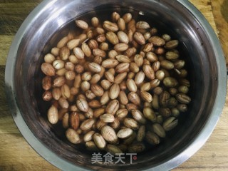 当花生遇到芹菜的做法步骤：1