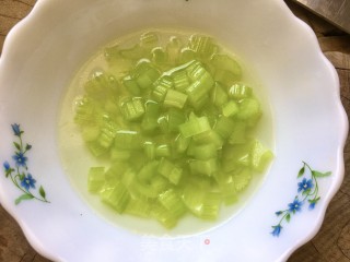 当花生遇到芹菜的做法步骤：5