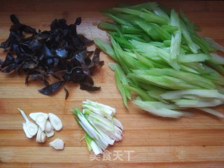 鱼香芹菜的做法步骤：1