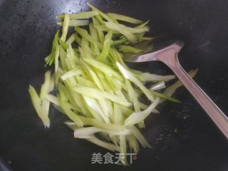 鱼香芹菜的做法步骤：4
