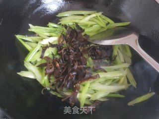 鱼香芹菜的做法步骤：5