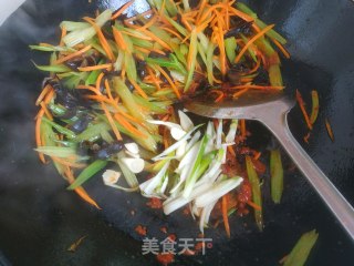 鱼香芹菜的做法步骤：8