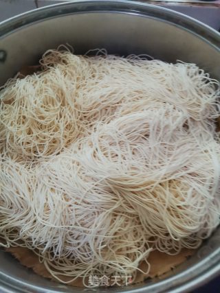 芹菜炒肉蒸面条（有的地区叫卤面）的做法步骤：1