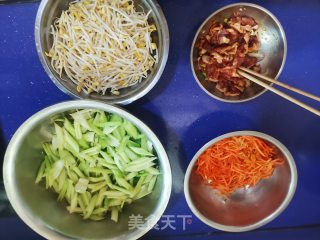 芹菜炒肉蒸面条（有的地区叫卤面）的做法步骤：2