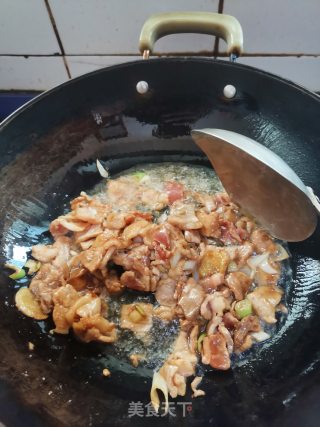 芹菜炒肉蒸面条（有的地区叫卤面）的做法步骤：4