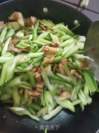 芹菜炒肉蒸面条（有的地区叫卤面）的做法步骤：5