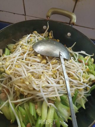 芹菜炒肉蒸面条（有的地区叫卤面）的做法步骤：6