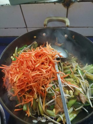 芹菜炒肉蒸面条（有的地区叫卤面）的做法步骤：7