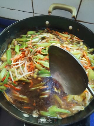 芹菜炒肉蒸面条（有的地区叫卤面）的做法步骤：8